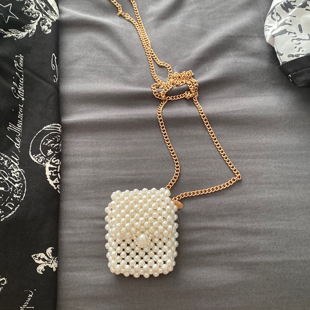 Airpods case pearl with chain